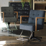 部屋にあるセットチェア ブリス2台 ダークグレーとグレイッシュサファリ