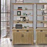 部屋にあるシャビーウッド色ディスプレイシェルフキャビネットの2台