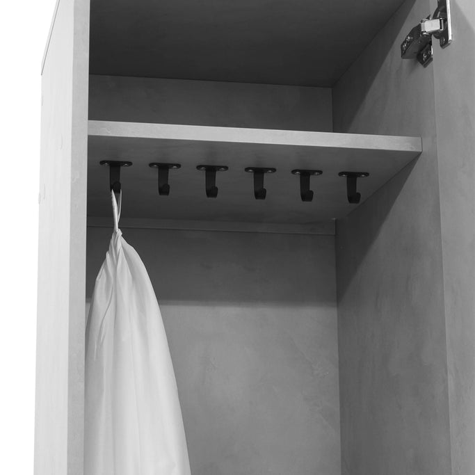 おしゃれなサロン用のクロス収納＆ヘアーダストクローゼット。フックを取付けることができる
