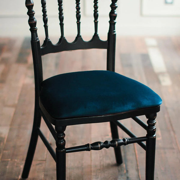 肌触りの良いベルベット素材のクッション