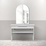 サロンにあるフレームレスアーチミラーとホワイトコンソール