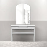 サロンにあるフレームレスアーチミラーとホワイトコンソール