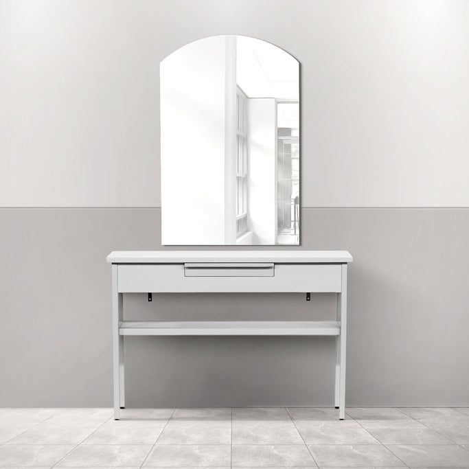 サロンにあるフレームレスアーチミラーとホワイトコンソール