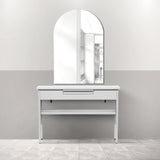 サロンにあるフレームレスアーチミラーとホワイトコンソール