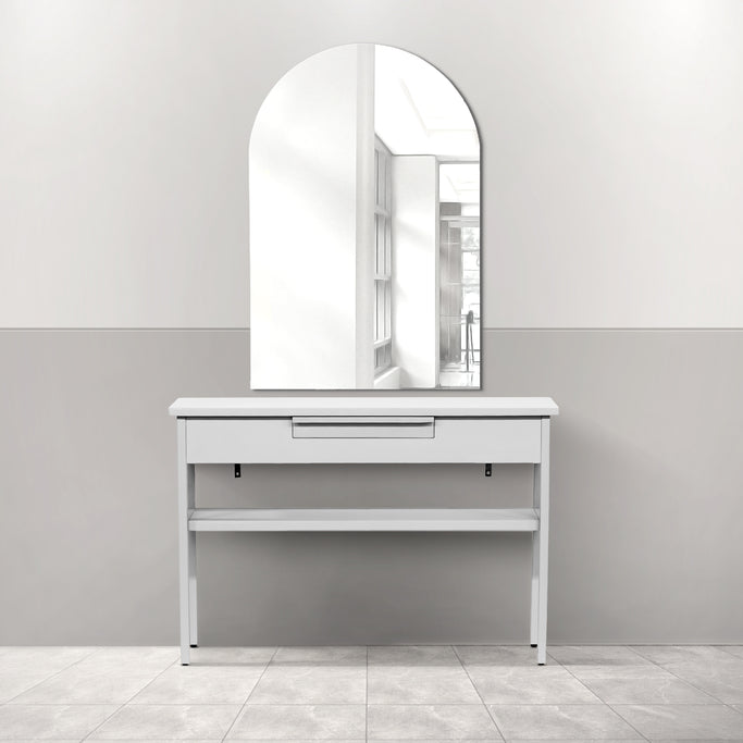 サロンにあるフレームレスアーチミラーとホワイトコンソール