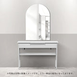 サロンにあるフレームレスアーチミラーとホワイトコンソール