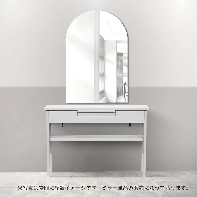 サロンにあるフレームレスアーチミラーとホワイトコンソール