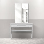 サロンにあるフレームレススクエアミラーとホワイトコンソール