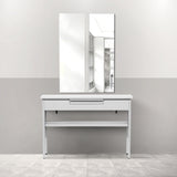 サロンにあるフレームレススクエアミラーとホワイトコンソール