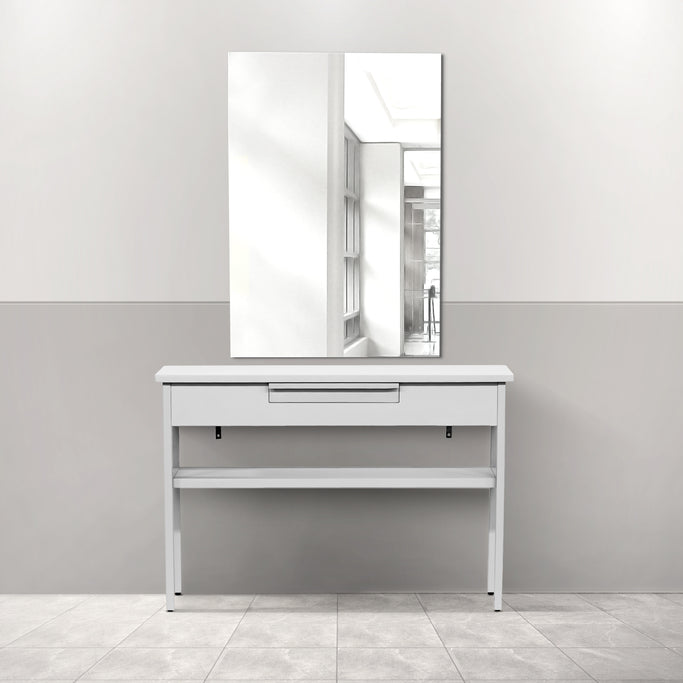 サロンにあるフレームレススクエアミラーとホワイトコンソール