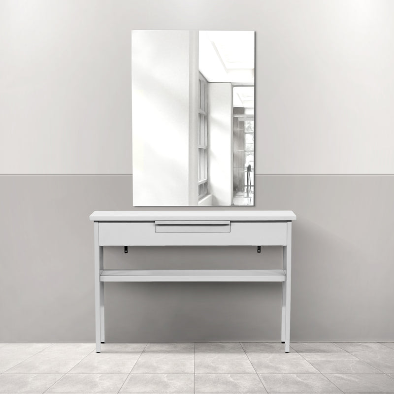 サロンにあるフレームレススクエアミラーとホワイトコンソール