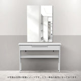 サロンにあるフレームレススクエアミラーとホワイトコンソール