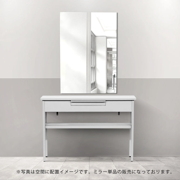 サロンにあるフレームレススクエアミラーとホワイトコンソール