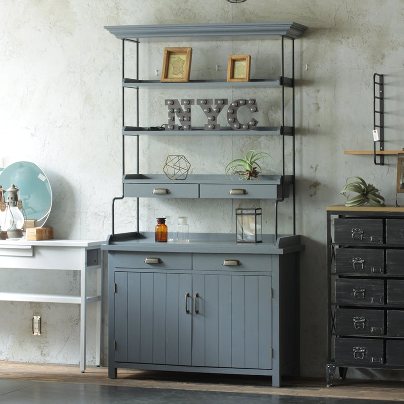 おしゃれなサロンにあるグレー色ディスプレイシェルフキャビネット