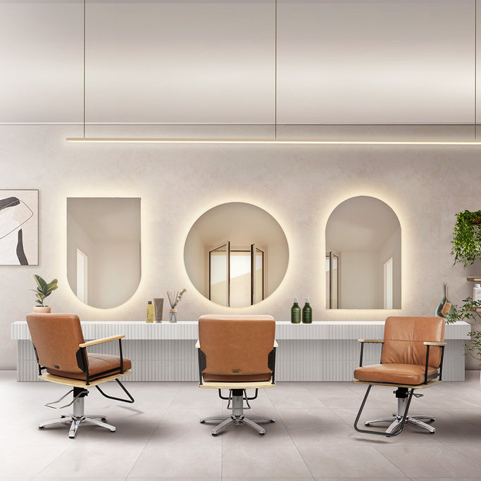 サロンにあるフレームレスミラーの3枚とスタイリングチェアの3台