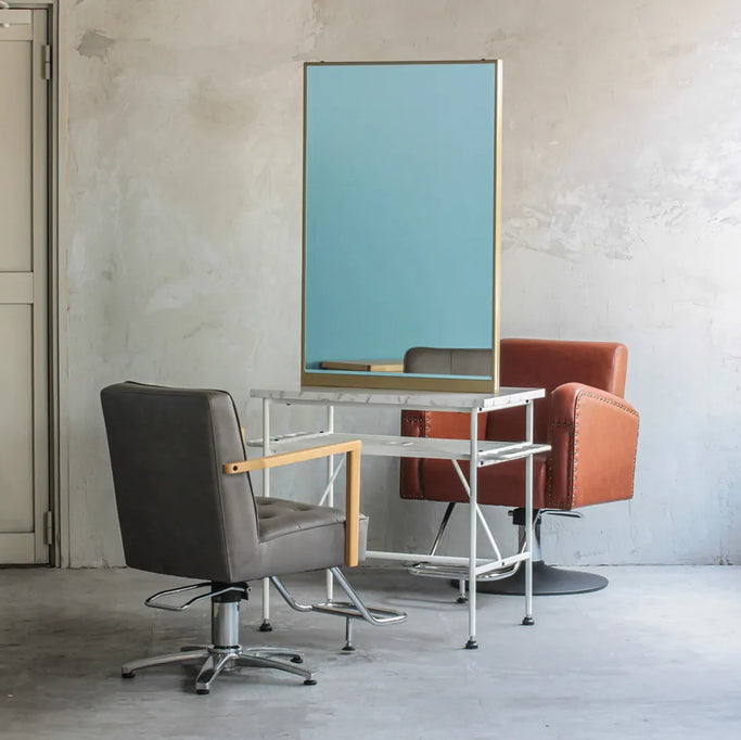 部屋にある両面アイアンドレッサーとスタイリングチェアの2台【ローガン】