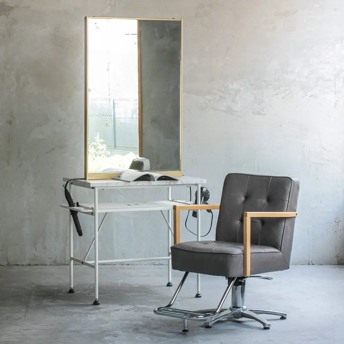 部屋にあるアイアンドレッサーとスタイリングチェア【ローガン】