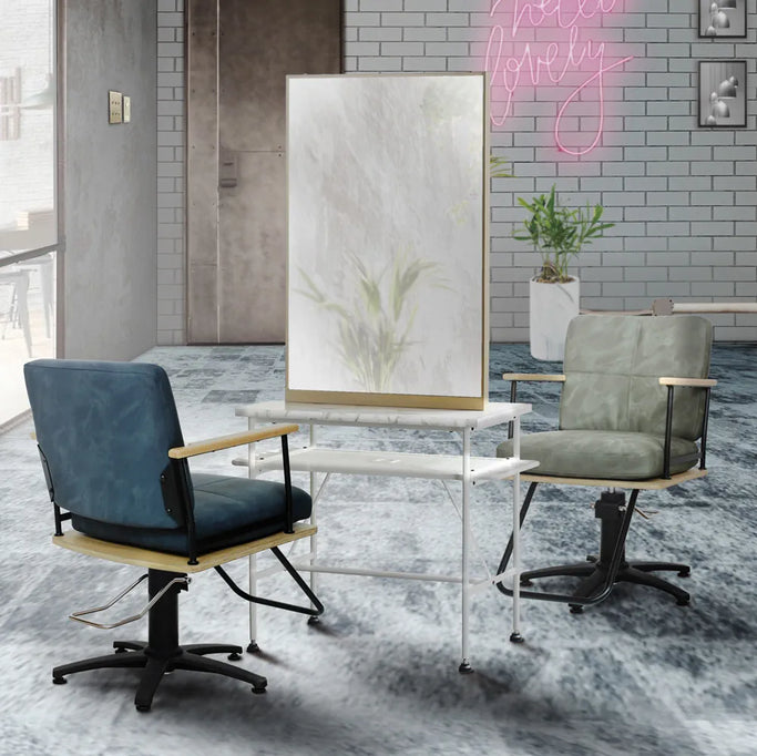 部屋にある両面アイアンドレッサーとスタイリングチェアの2台【ローガン】