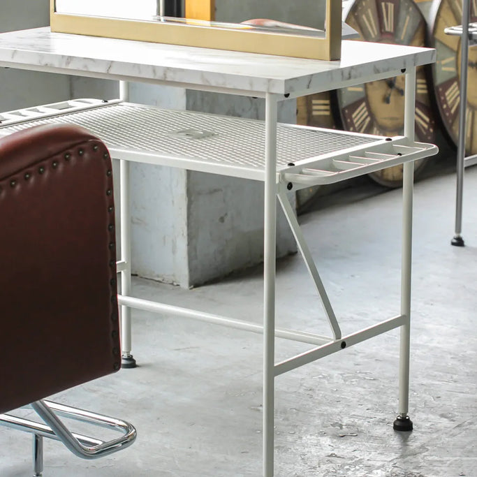 ベージュ色アイアンドレッサーの詳細写真【ローガン】