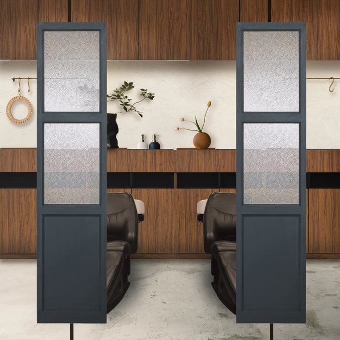 サロンにあるグレー色スリムドアパーテーション