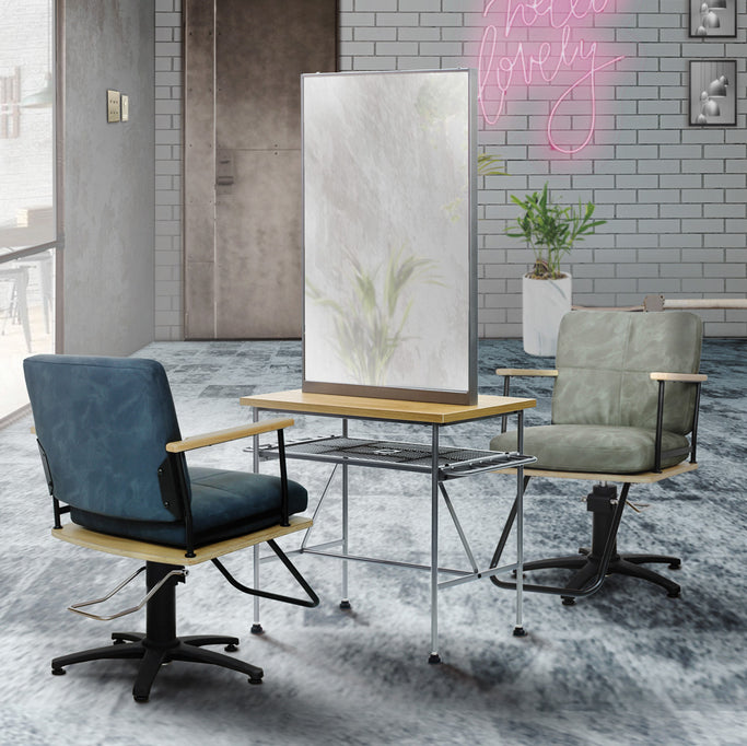 サロンにあるシルバー色アイアンドレッサー【ローガン】とスタイリングチェアの2台