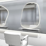 おしゃれな美容室にあるシルバー色の壁付L型棚