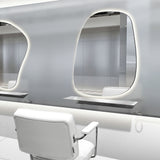 おしゃれな美容室にあるシルバー色の壁付L型棚