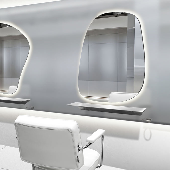 おしゃれな美容室にあるシルバー色の壁付L型棚