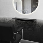 おしゃれな美容室にあるブラック色の壁付L型棚とウォールミラーとスタイリングチェア