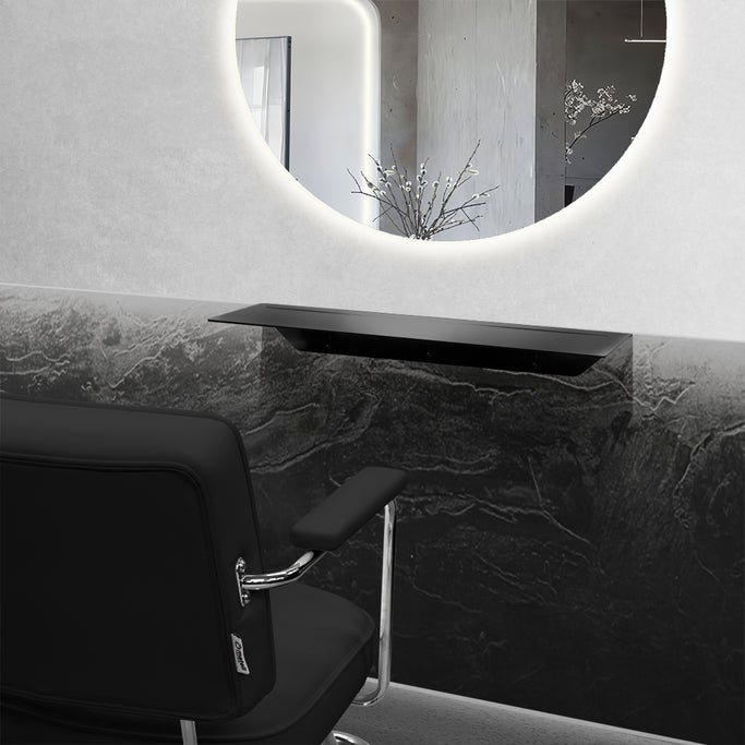 おしゃれな美容室にあるブラック色の壁付L型棚とウォールミラーとスタイリングチェア