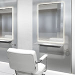 メタリックカラー美容室にあるシルバー色の壁付L型棚と壁面ミラーとセット椅子