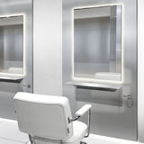 メタリックカラー美容室にあるシルバー色の壁付L型棚と壁面ミラーとセット椅子