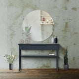 サロンにあるウォールアートミラー【サークル型】グレーコンソール