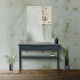 サロンにあるフレームレススクエアミラーとグレーコンソール