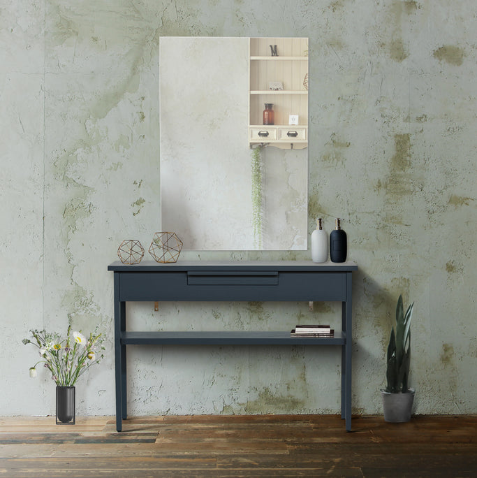 サロンにあるフレームレススクエアミラーとグレーコンソール