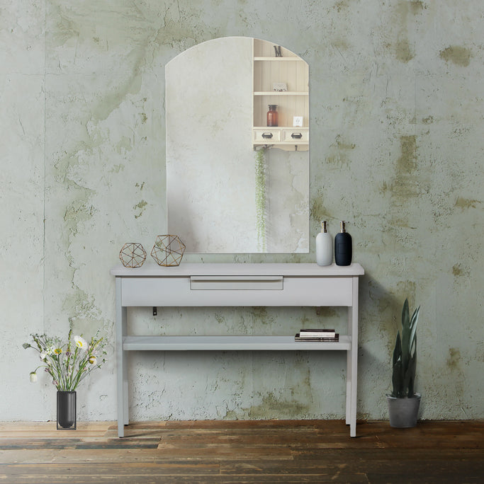 サロンにあるフレームレスアーチミラーとベージュコンソール