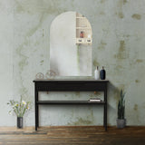 サロンにあるフレームレスアーチミラーとブラック色コンソール