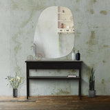 サロンにあるウォールアートミラー【スクエア型】とブラック色コンソール