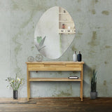 サロンにあるウォールアートミラーとワイドコンソール