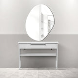 サロンにあるウォールアートミラー【アーチ型】とホワイトコンソール