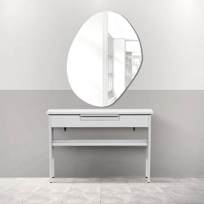 サロンにあるウォールアートミラー【アーチ型】とホワイトコンソール