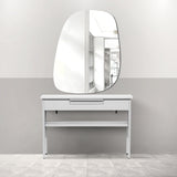 サロンにあるウォールアートミラー【スクエア型】とホワイトコンソール