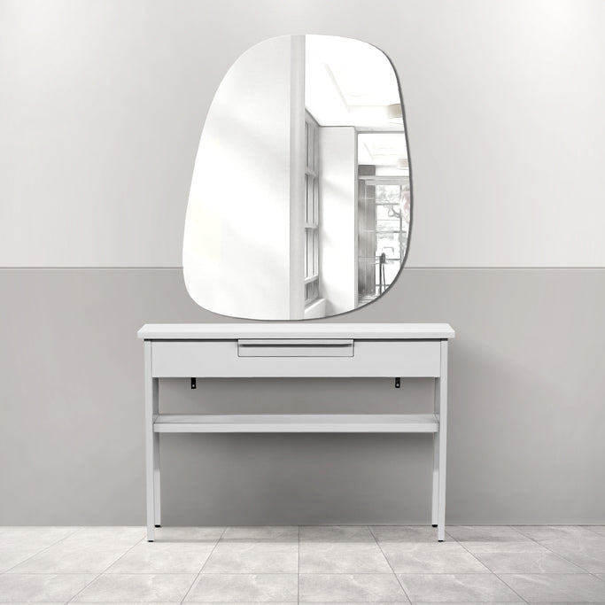 サロンにあるウォールアートミラー【スクエア型】とホワイトコンソール