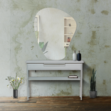 おしゃれなサロンになるウォールアートミラー【MRO13】と白いコンソール