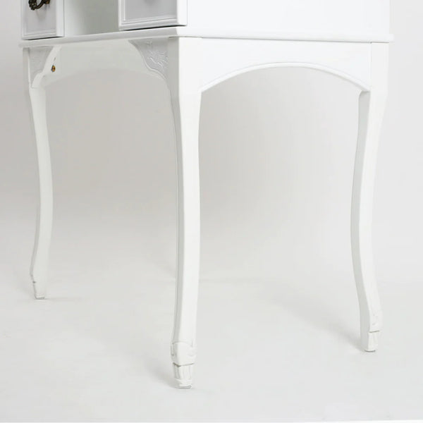 ネコ脚が特徴的なネイルテーブル