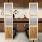 サロンにあるナチュラルウッド色スリムドアパーテーション