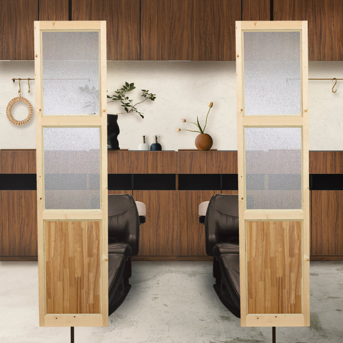 サロンにあるナチュラルウッド色スリムドアパーテーション