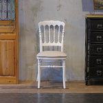 部屋にあるホワイト色ナポレオンチェア（アッシュグレー色クッション付き）