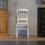 部屋にあるホワイト色ナポレオンチェア（モカグレーブ色クッション付き）