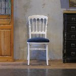 部屋にあるホワイト色ナポレオンチェア（クラシックブルー色クッション付き）